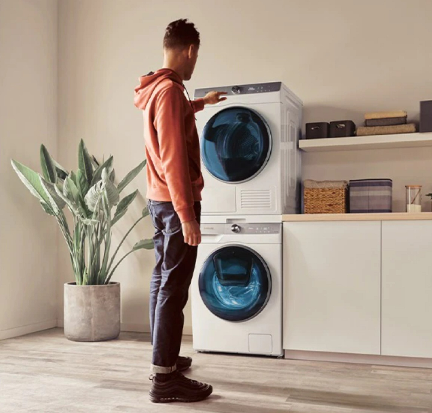 Mężczyzna ustawiający pranie