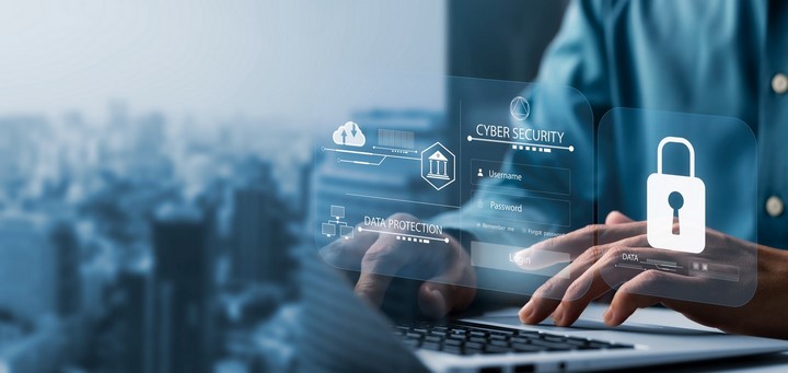 Mężczyzna przy laptopie, a w tle ikony związane z cyberbezpieczęństwem w sieci.