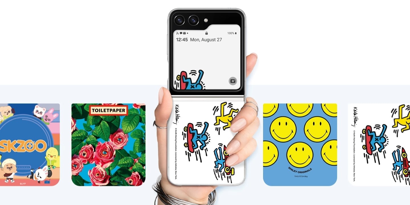 Zdjęcie, na którym w centralnej części znajduje się etui z motywem "Keith Haring"