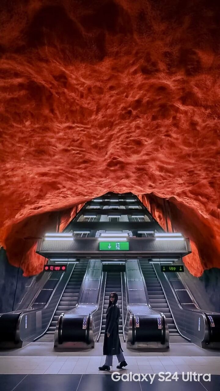 Kobieta na tle ruchomych schodów.