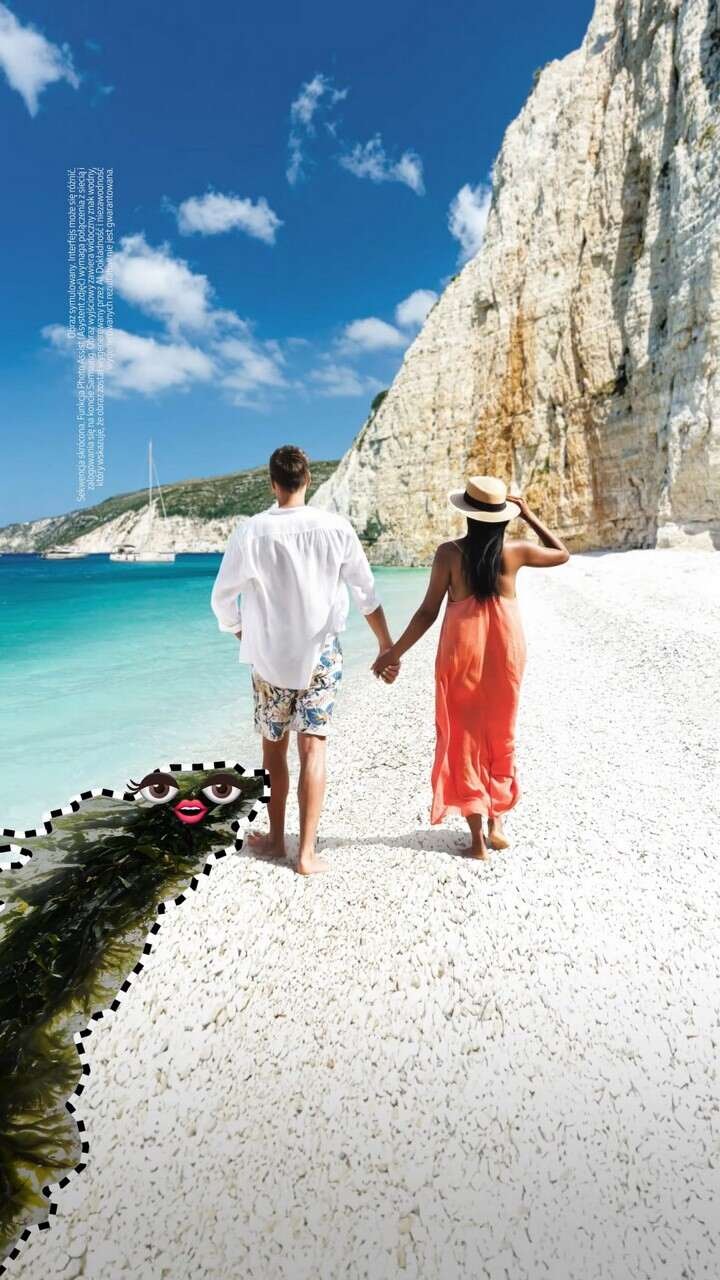 Para idąca brzegiem morza.