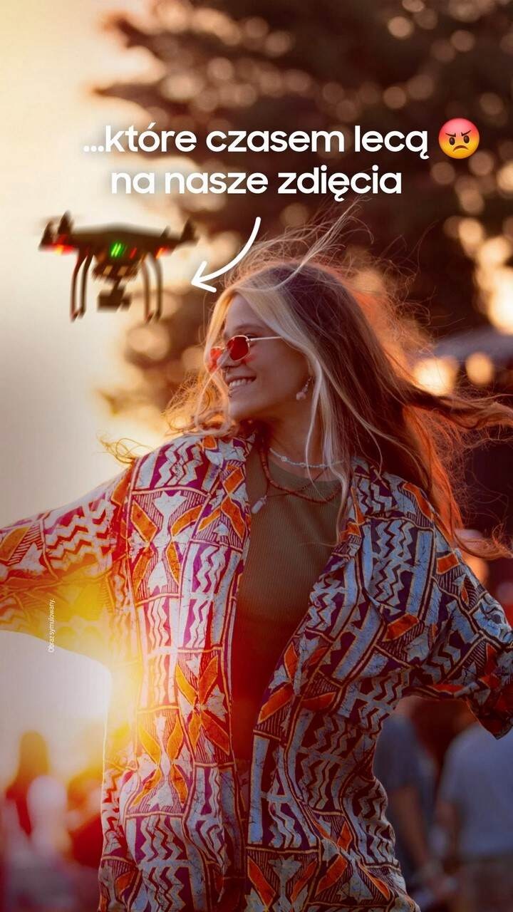 Uśmiechnięta kobieta, a w tle dron, który wkradł się w kadr.