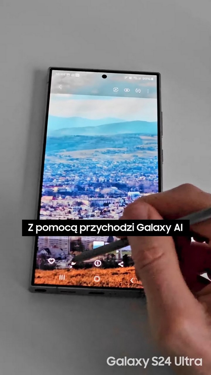 Smartfon Galaxy S24 Ultra na blacie biurka.