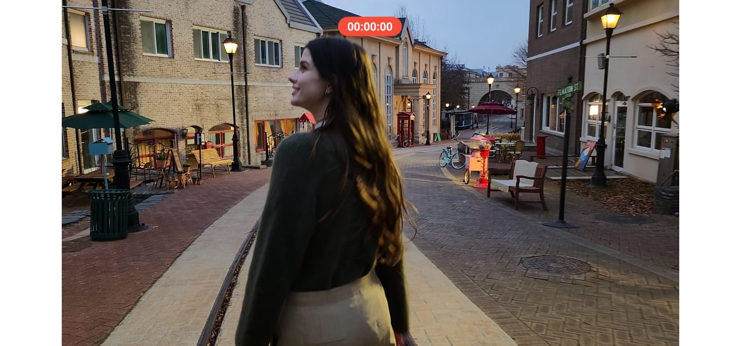 Kamera podąża za młodą kobietą, która idzie drogą dla pieszych. Kobieta obraca się dookoła, zatrzymuje się, aby uśmiechnąć się bezpośrednio do kadru, po czym kontynuuje spacer. Film jest wyraźny i płynny pomimo jej ruchów, co pokazuje możliwości szybkiego próbkowania ruchu przez kamerę Galaxy S22 Ultra klasy Pro.