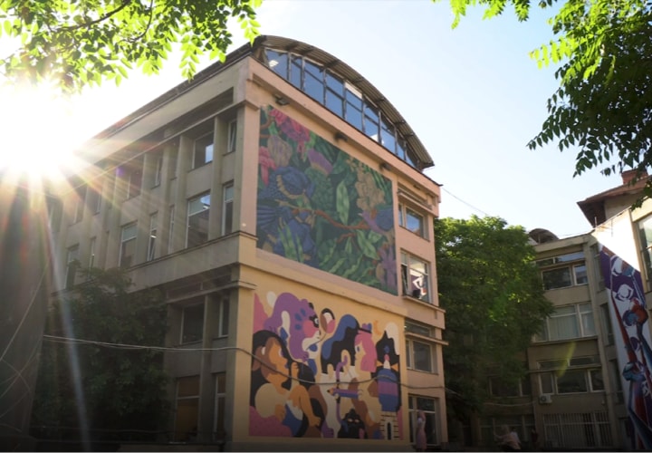 Grupa dziewcząt przyjemnie spędzająca czas w Rumunii, robiąca zdjęcia i nagrywająca filmy smartfonem Samsung Galaxy S10+.