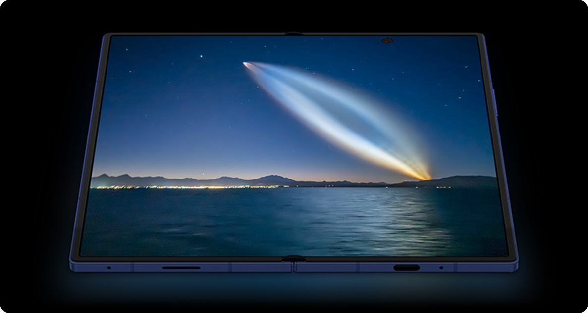 Składany smartfon Galaxy Z Fold7 z rozłożonym ekranem AMOLED wyświetlający nocne niebo z kometą nad horyzontem