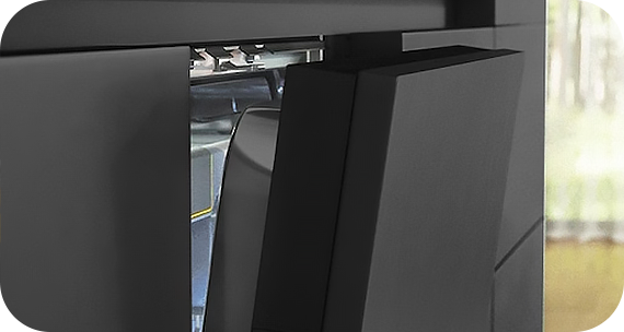 Uchylone drzwiczki czarnej zmywarki wbudowanej w czarną zabudowę kuchenną