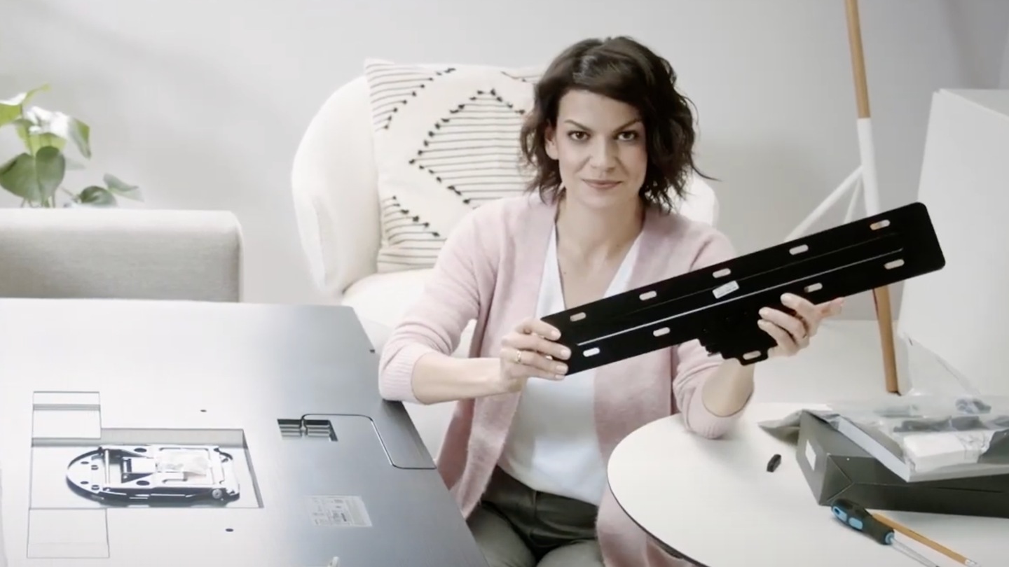 Jak zawiesić The Frame na ścianie niczym obraz