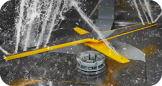 Wnętrze inteligentnej zmywarki Samsung z pracującymi dyszami rozlewającymi wodę