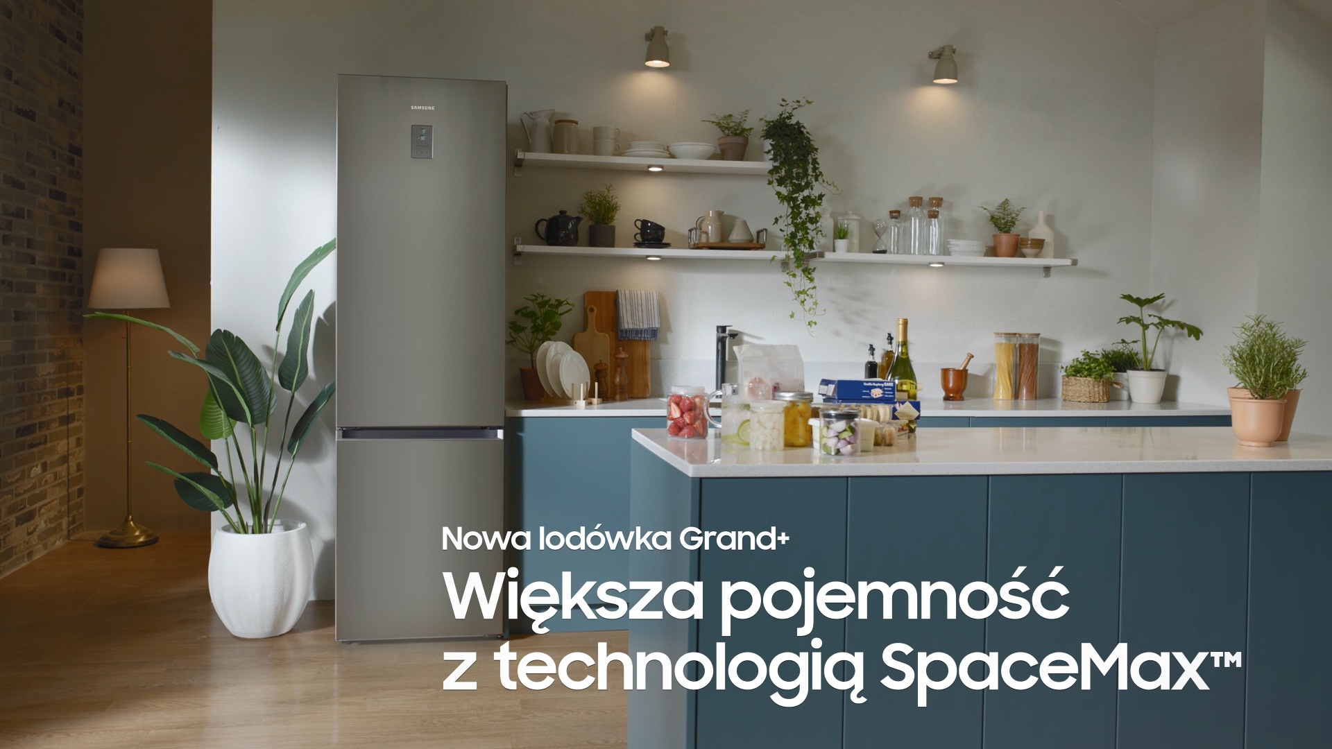 Większa o 18 litrów od standardowych modeli 367-litrowych lodówka firmy Samsung o pojemności 385 L, w nowoczesnej, minimalistycznej kuchni. Model RB7300T firmy Samsung z technologią SpaceMax™ i głębokością 600 mm utrzymuje świeżość produktów, zapewniając jeszcze większą przestrzeń przechowywania.