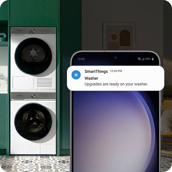 Zestw pralka i suszarka Bespoke AI jest zainstalowany pionowo w pralki. Pojawia się ekran aplikacji SmartThngs. Zainstaluj aktualizację oprogramowania pralki.