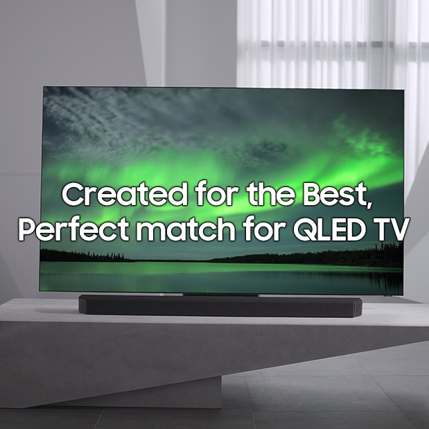 يُرى جهاز الصوت Q900 موضوعًا أسفل تلفزيون (QLED)، مع عرض الشفق القطبي على الشاشة. كلاهما معًا يبث الحياة إلى الغرفة بالصوت المذهل.