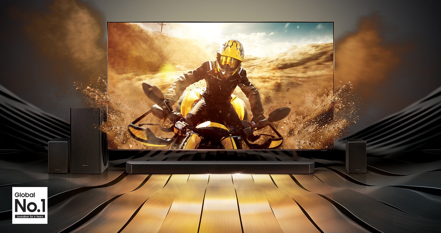مشهد لجهاز الصوت Q950T أسفل تلفزيون، مع وجود مضخم الصوت بجواره. يُرى شعار “جهاز الصوت رقم 1 على مستوى العالم على مدار 6 سنوات” في الجانب السفلي الأيسر.