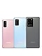 لقطة خلفية لهواتف Galaxy S20 بلون وردي كلاود، +Galaxy S20 بلون أزرق كلاود، Galaxy S20 Ultra 5G بلون رمادي كوزميك، حيث كل منها يغطي جزءاً من الآخر. يتم عرض الهواتف الثلاث بجانب بعضها البعض، حيث يوجد هاتف S20 على الجهة اليسرى.