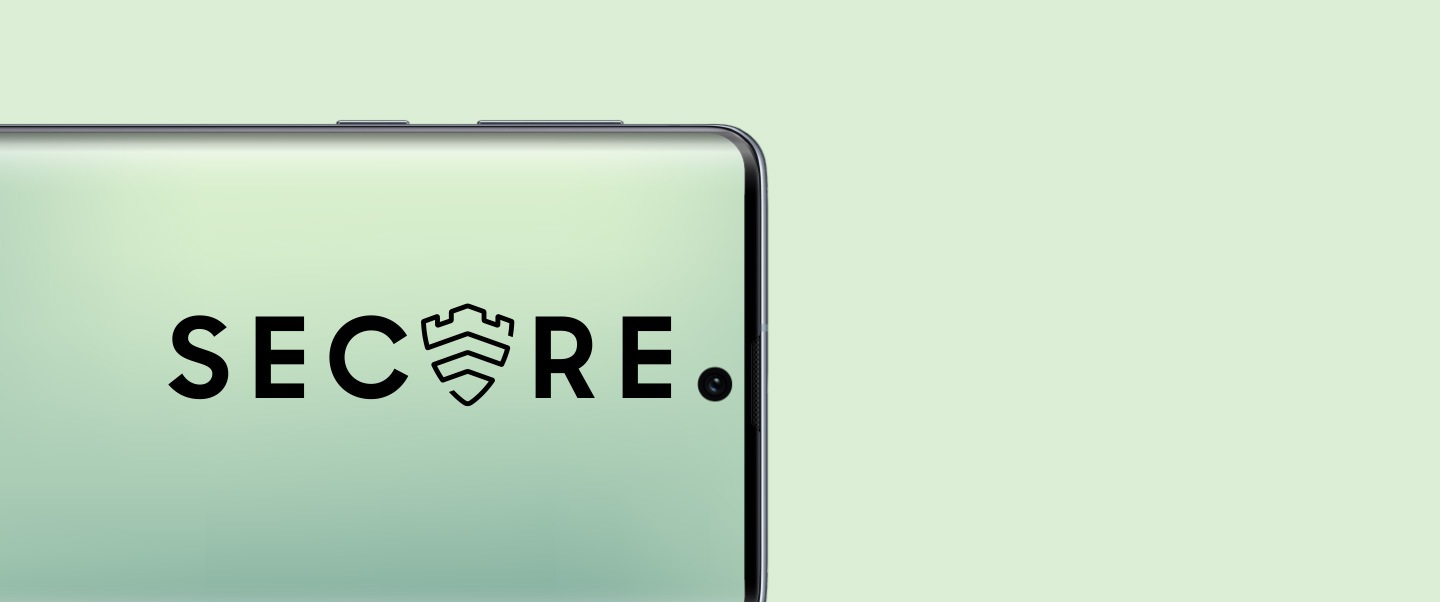 صورة مقرَّبة لـ هاتف +Galaxy Note10 في الوضع الأفقي مع ظهور كلمة SECURE (بمعنى آمن) عبر الشاشة، واستبدال حرف U بشعار Samsung Knox.
