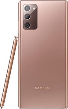 هاتف Galaxy Note20 باللون البرونزي مرئي من الجهة الخلفية، مع استناد قلم (S Pen) باللون البرونزي المماثل على أحد الجانبين.