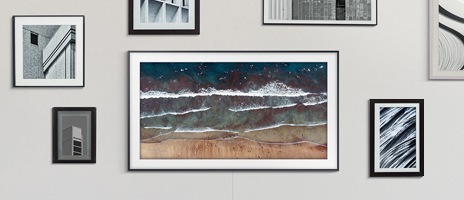 تلفزيون سامسونج 2020 The Frame معلق على الحائط ويعرض على شاشته عملاً فنيًّا يمتزج مع سائر الأعمال الفنية وإطارات الصور.