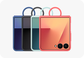 São vistos quatro dispositivos Galaxy Z Flip7. Cada um com uma capa em silicone com argola, ao lado uns dos outros sobrepostos. Da direita para a esquerda, são visíveis dispositivos com capas em Red, Mint, Black e Blue, exibindo um padrão gráfico no Ecrã Principal.