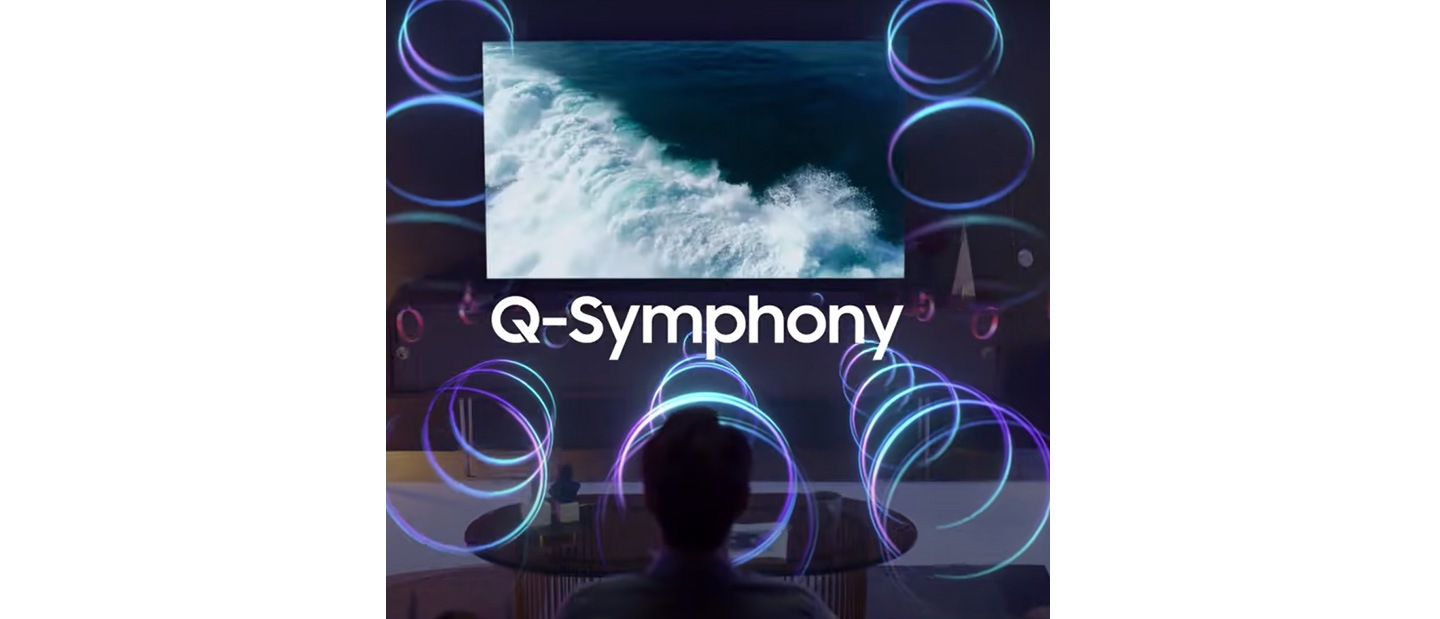 Samsung Neo QLED surge com uma imagem de mar e ondas no ecrã. Representação gráfica em círculos, do efeito Q-Symphony a ser emitido para um espectador de costas.