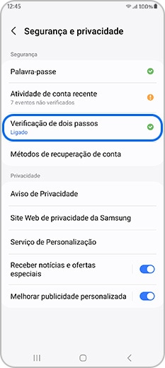 Opção Verificação de dois passos selecionada as definições de segurança e privacidade da Samsung Account