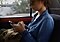 Uma mulher num carro a navegar no seu telemóvel
