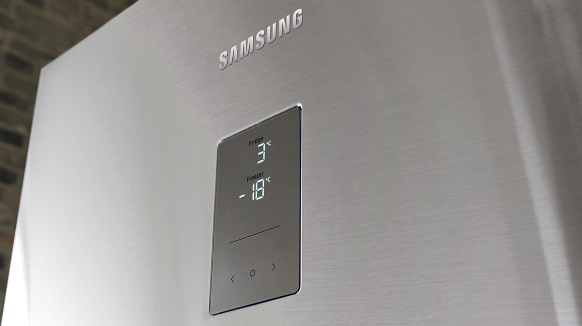 O grande frigorífico Samsung com termómetro Digital Fridge Freezer apresenta o nível de 3 °C na secção do frigorífico e de -18 °C na secção do congelador.