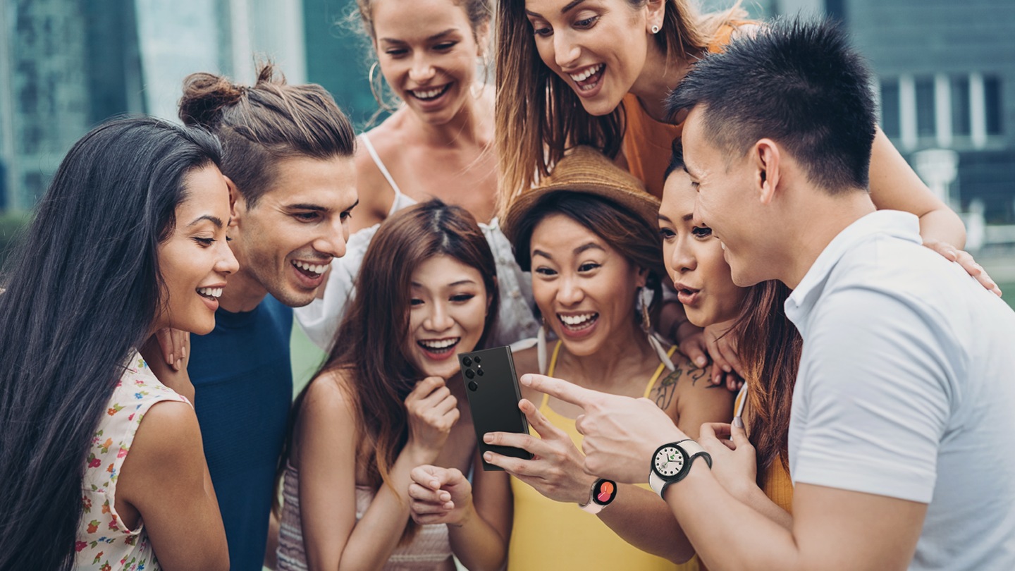 Personnes regardant un smartphone Galaxy