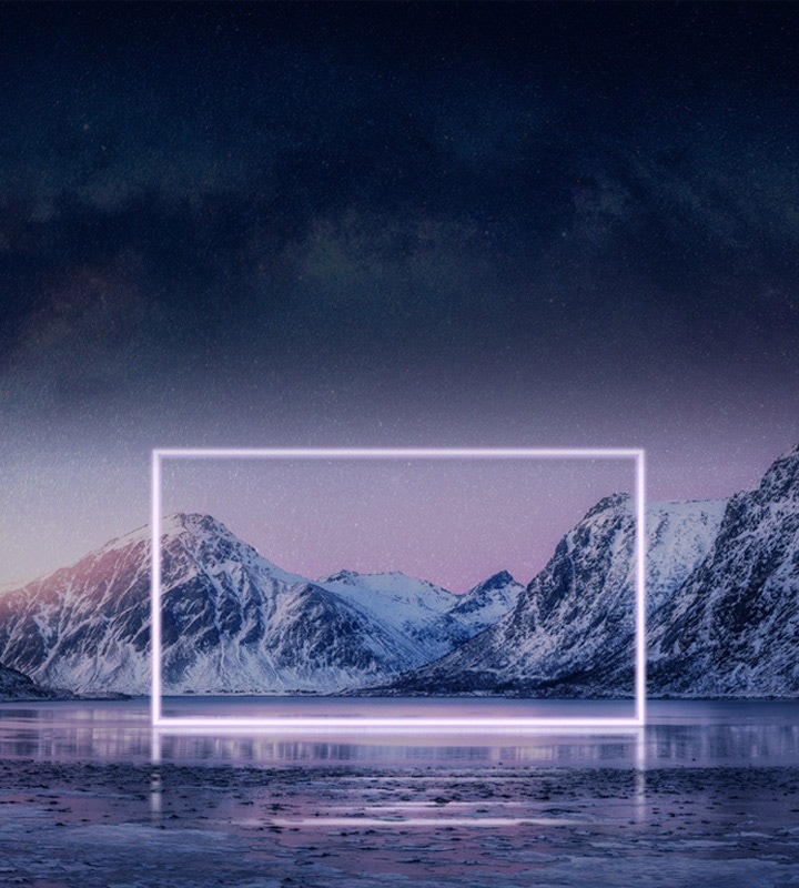 Uma silhueta retangular brilhante como um ecrã de televisão está colocada num lago exterior com montanhas nevadas como pano de fundo.