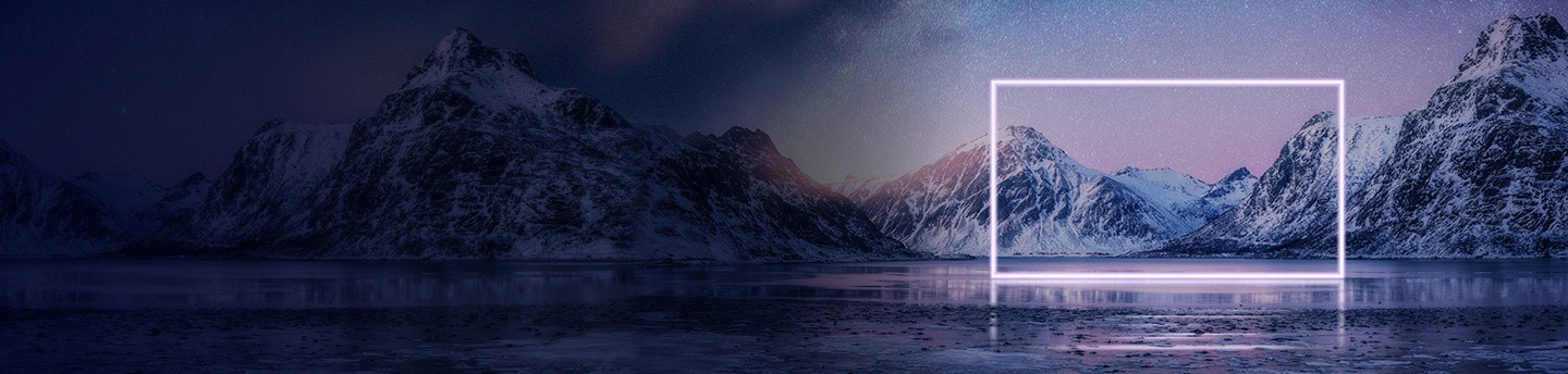 Uma silhueta retangular brilhante como um ecrã de televisão está colocada num lago exterior com montanhas nevadas como pano de fundo.