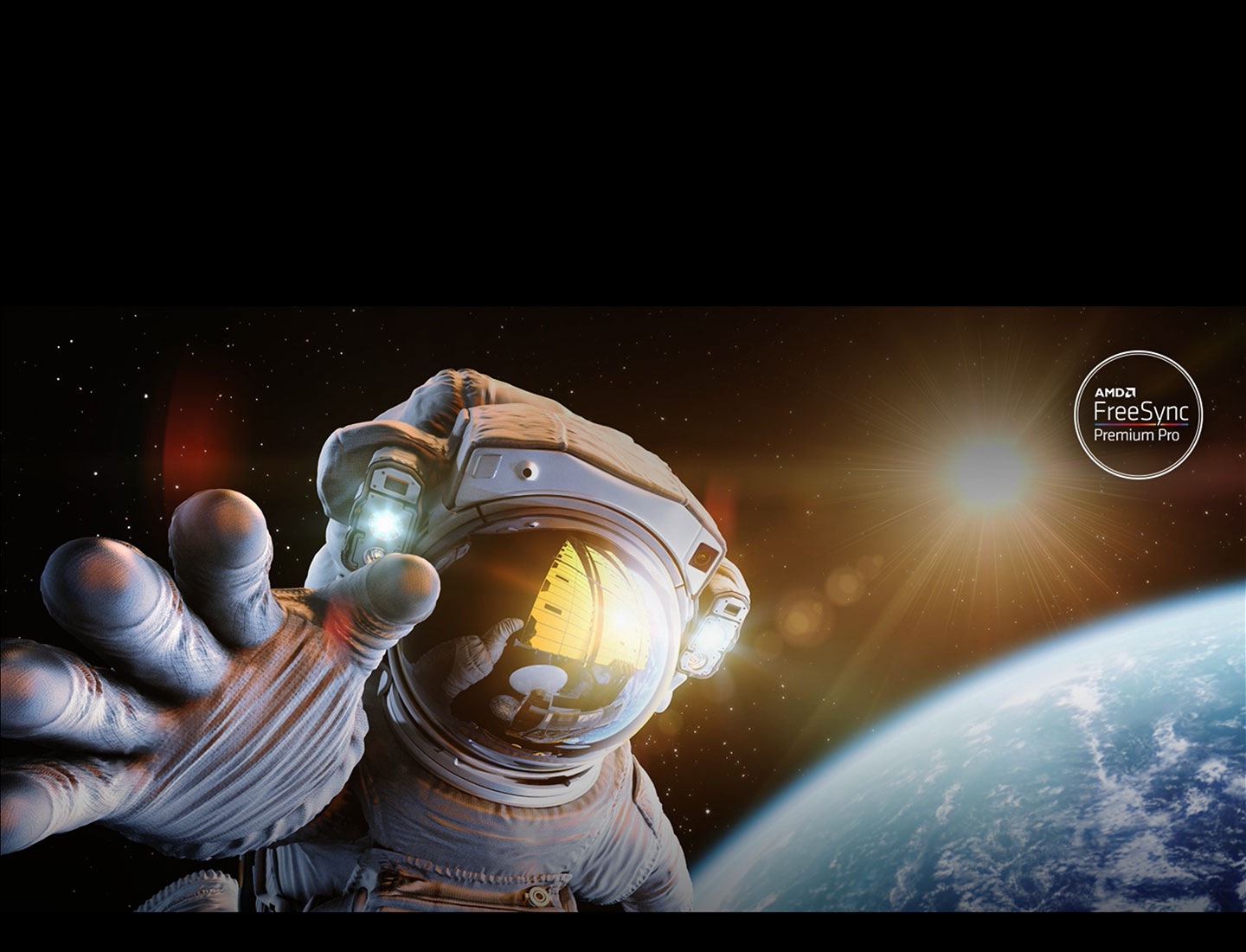 A imagem de um astronauta está dividida em duas para demonstrar os benefícios da tecnologia AMD FreeSync Premium Pro. O símbolo da mesma pode ser visto do lado esquerdo, que continua nítido, fluido e sem interferências, enquanto do lado direito se veêm interferências.