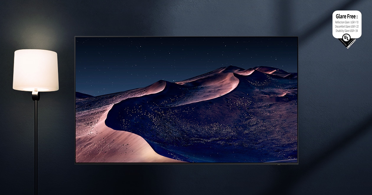 Uma TV apresenta uma cena de um deserto numa noite estrelada. Um candeeiro próximo lança reflexos perturbadores no ecrã. Com a tecnologia antirreflexo, o ecrã fica nítido. Logótipo verificado pela UL. Sem reflexos: Brilho de reflexo UGR < 10, Brilho de desconforto < UGR 22, Brilho de incapacidade < 34. verifyUL.com®. V166045. 