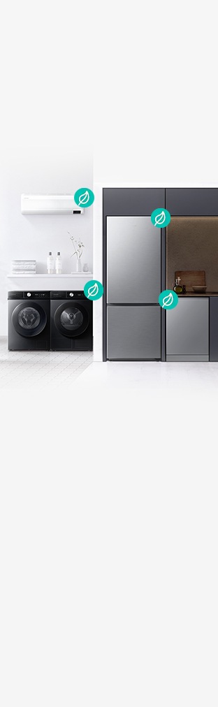 Existe um frigorífico, uma máquina de lavar, um secador, uma máquina de lavar loiça e um ar condicionado Samsung Bespoke numa cozinha com luz solar, ao lado de uma janela com vista para árvores.