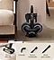 O suporte de acessórios do BESPOKE Jet está colocado ao lado de um sofá bege numa sala de estar moderna. Na parte inferior são mostrados diferentes acessórios do Aspirador Vertical BESPOKE Jet.