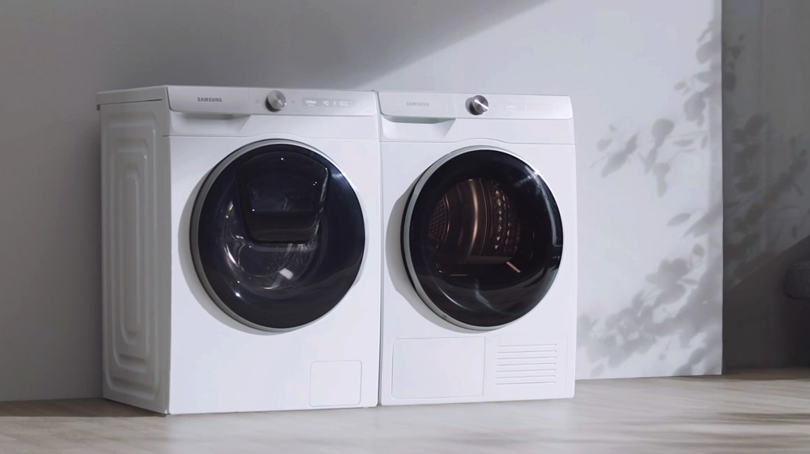 As novas máquinas de lavar e secar integradas da Samsung estão colocadas lado a lado.