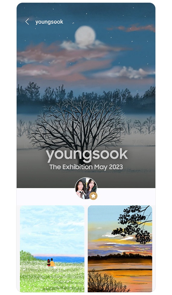 En la pantalla del teléfono inteligente, se muestran tres ilustraciones creadas por youngsook. Acompañando el material gráfico se encuentra el texto youngsook The Exhibition mayo de 2023.