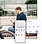 En primer plano, la pantalla de un teléfono inteligente ejecuta la función Private Share de Quick Share. La opción Establecer caducidad está configurada en 2 días. A un lado, esta sección se amplía y muestra opciones para ajustar el tiempo de caducidad en días, horas y minutos. A continuación, se muestran los botones Cancelar y Listo, con el botón Listo pulsado. En el fondo, un hombre está sentado en un banco de madera y sonríe mientras mira su smartphone.