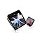 Dos dispositivos Galaxy Z Flip5 están ligeramente desplegados y se ven desde la Flex Window. Uno muestra una foto urbana colorida y detallada que llena la pantalla de 3,4 pulgadas. El segundo muestra un reproductor multimedia con controles de reproducción y una barra de progreso.