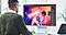 Un hombre editando una imagen en el monitor.