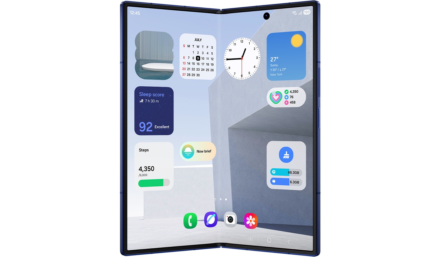Vista del Galaxy Z Fold7 plegado desde la pantalla de la cubierta. Se muestran varios widgets como Fotos, Puntuación del sueño, Pasos, Now Brief y Calendario. El dispositivo se transforma para desplegarse y se ve desde la pantalla principal porque One UI 8 ha sido optimizado para funcionar sin problemas en ambas pantallas. Se pueden ver más widgets, incluidos Clima, Reloj, Salud y Cuidado del dispositivo.