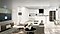 Una sala familiar, con cocina y comedor de concepto abierto, en su mayoría blancos, con varios dispositivos inteligentes para el hogar, como un Smart TV, una lámpara y un refrigerador inteligentes ubicados en toda la casa demuestran una fácil conectividad.