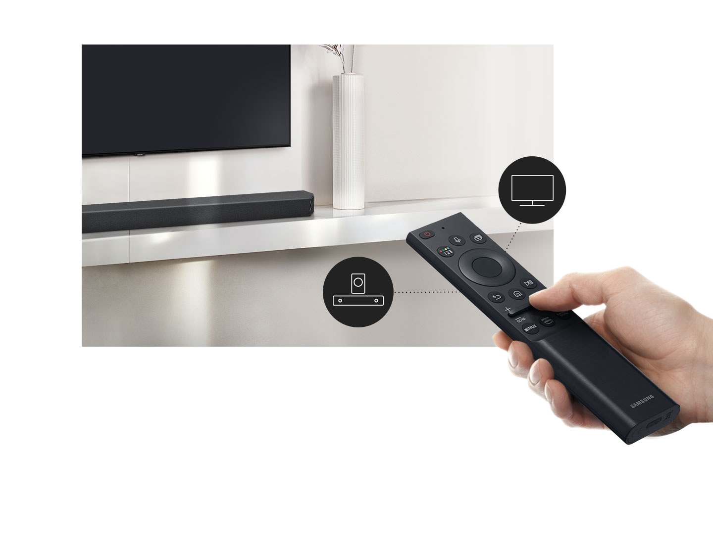 Un utilizator controlează atât funcțiiile soundbar-ului, cât și funcțiile televizorului cu telecomanda Samsung TV.
