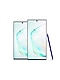 Imagine frontală a unui Galaxy Note10 și a unui Galaxy Note10+ suprapuse în poziție verticală, cu un S Pen sprijinit pe lateral