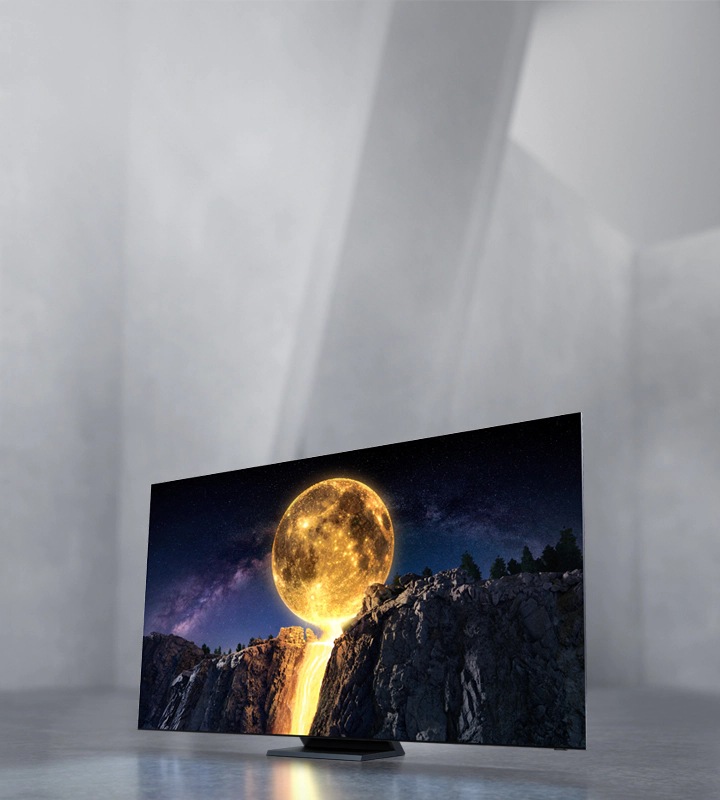 Televizorul QLED Samsung 2020, care are tehnologia completă Quantum Dot, este afișat cu luna intens strălucitoare pe ecran.