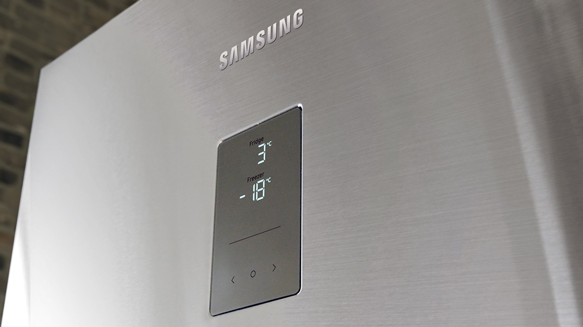 Frigiderul mare Samsung, cu termometru Digital Fridge Freezer prezintă 3° C în secțiunea frigiderului și -18° C în secțiunea congelatorului.