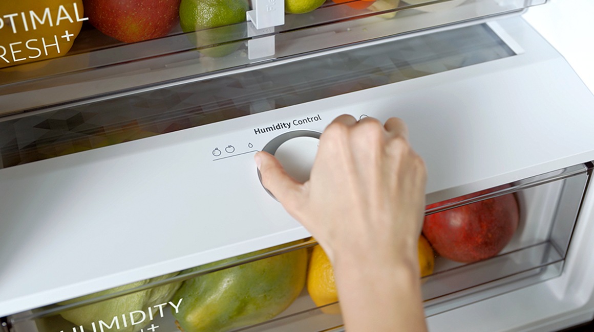 Reglând butonul de control al umidității, sertarul frigorific pentru legume/crocante Samsung îți va menține fructele și legumele la o umiditate optimă, pentru o prospețime durabilă.