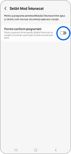 Meniul de setări din Mod întunecat de pe Samsung Galaxy, cu butonul de comutare al opțiunii Pornire conform programării evidențiat