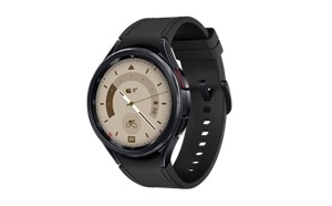 Диагонален изглед на черен Galaxy Watch6 Classic с кафяв циферблат с компас