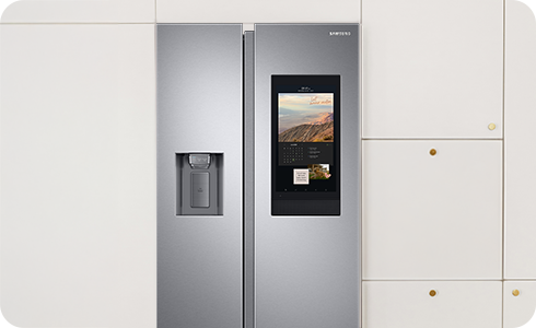 Frigiderul Samsung RS8000 Family Hub într-o bucătărie.