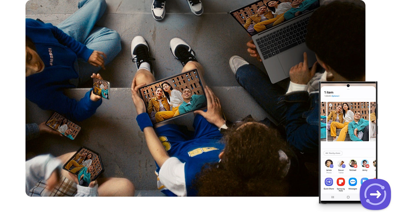 Prikazane su fotografije tri osobe. Kada se izabere fotografija izabrana za deljenje, aktivira se dugme Deli, a zatim funkcija Quick Share. Korisnički interfejs za Quick Share se vidi, sa izabranom slikom koja se prenosi do Hane, Tajlera, Avinog Z Flip 5 i Dejvida u odeljku Deli na uređaje u blizini. Takođe postoji segment Deli sa kontaktima sa tekstom Deli datoteke sa kontaktima čak i ako nisu u blizini. Zatim se izvorno odabrana fotografija prenosi na izabrane uređaje. Prikazan je pametni telefon koji prikazuje putanju kada se koristi Quick Share, sa prepoznatljivim ljubičastim logotipom Quick Share.