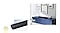 Krupan kadar soundbar zvučnika S-serije. Kompaktni soundbar zvučnik S-serije postavljen na postolju i okružen umetničkim delima i ukrasima.